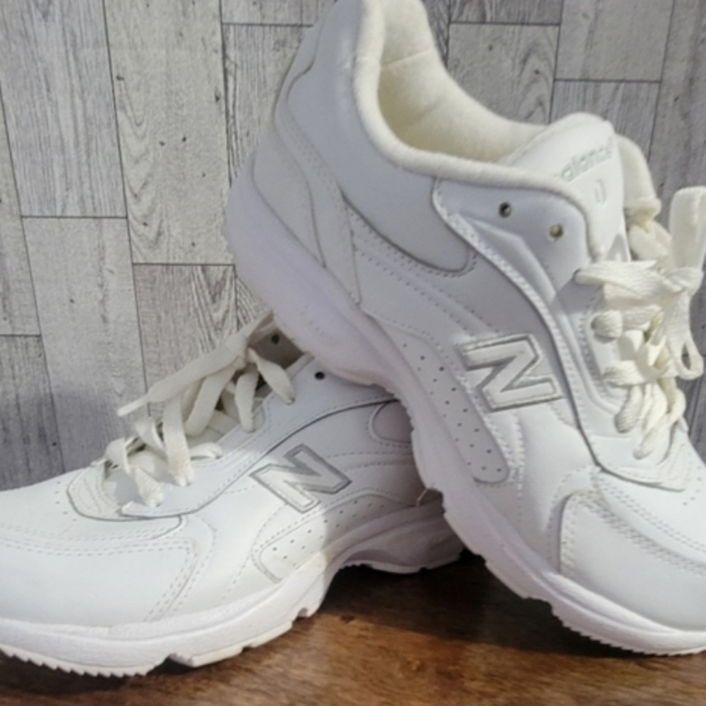 New Balance 400 white tie up woman's size 8
